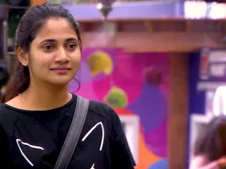 இங்கே தான் டிவிஸ்ட்டே இருக்கு.. ஷெரின் இருப்பது தெரியாமல் பேசிய லாஸ்லியா.. என்னல்லாம் நடக்கப்போகுதோ?