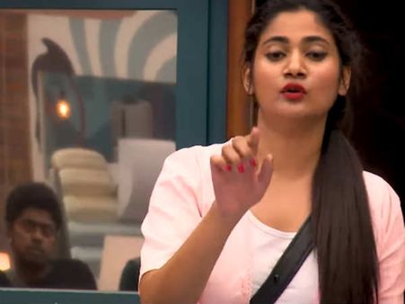 இதுக்கு பேர்தான் சக்களத்தி சண்டையா.. கவினுக்காக அடித்துக்கொள்ளும் லாஸ்லியா - சாக்ஷி!