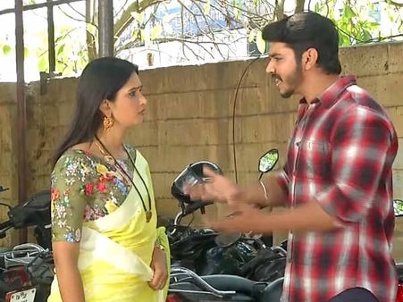 Mahalakshmi Serial: மூணு பொம்பளைங்க கர்ப்பிணிப் பெண்ணை கொலை செய்ய பிளானோ பிளான்!
