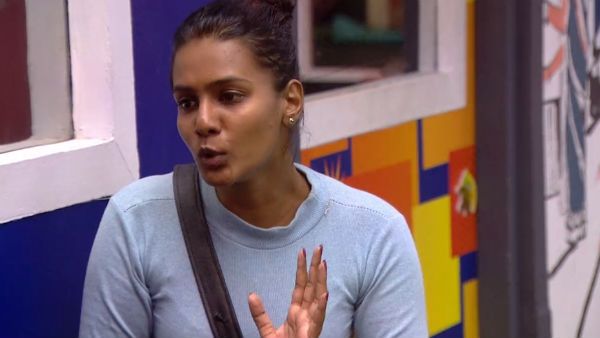 ஏம்மா மீரா உனக்கு என்னதான் பிரச்சனை? அவரு வயசுக்காவது மரியாதை குடும்மா! மனுஷன இப்படி படுத்துற!