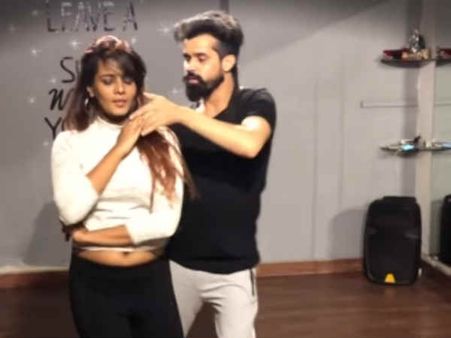 ஆண்களே தொட்டதில்லைன்னு சொன்னியேமா மீரா.. இது என்ன? பார்க்கும் போதே கிக்கு ஏறுதே!