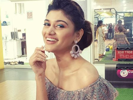 வெள்ளைக்கல் மூக்குத்தி.. கூல் ஸ்மைல்.. பளிச் ஓவியா! நியூ பிக்!