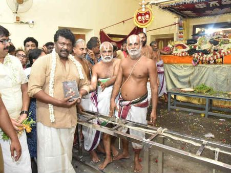 மெத்த சிறப்பு தரிசனம்.. அத்திவரதரை தரிசித்த பிரபல நடிகர்!