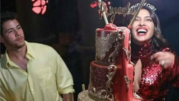 ப்ரியங்கா சோப்ரா பிறந்தநாள் கேக்கின் விலையை கேட்டால் தலையே சுத்திரும்