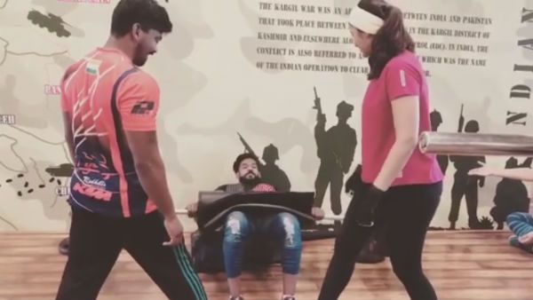 'கர்மா இஸ் பூமராங்'.. வீடியோ வெளியிட்டு ஜிம் மாஸ்டரைப் பழிக்குப் பழி வாங்கிய பிரபல நடிகை!