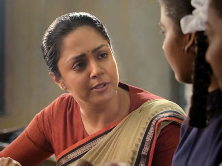 எப்படி அப்படி சொல்லலாம்? ஜோதிகாவுடன் மல்லுக்கட்டும் அரசு பள்ளி ஆசிரியர்கள்! ராட்சசிக்கு எதிர்ப்பு!