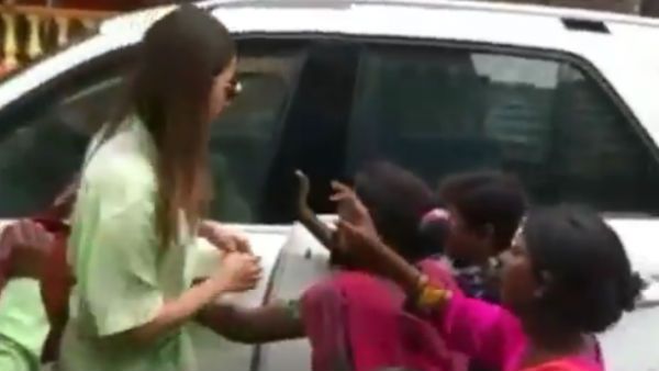 காசுக்கேட்டு சுற்றி வளைத்த பிச்சைக்காரர்கள்.. சிக்கி தவித்த சூர்யா பட நடிகை.. வைரலாகும் போட்டோ!