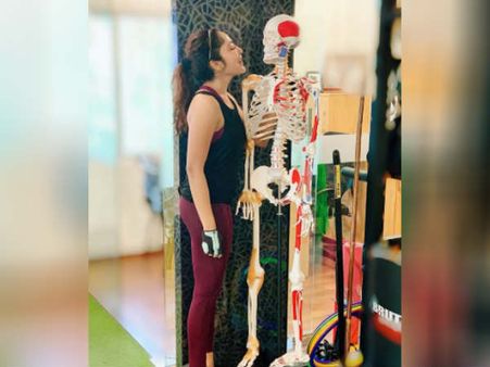 ‘ஆடை’யில்லாத தன் பாய்பிரண்டின் புகைப்படத்தை வெளியிட்ட விஜே ரம்யா.. ஷாக்கான ரசிகர்கள்!