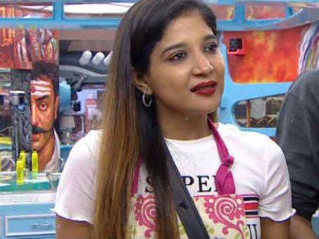 புது ஜூலி இவர் தான்.. சாக்ஷி மேல் செம கடுப்பில் பிக்பாஸ் ஃபேன்ஸ்!