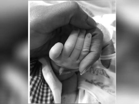 பிரசவம் ஆன கையோடு குழந்தையின் போட்டோவை வெளியிட்ட சமீரா ரெட்டி