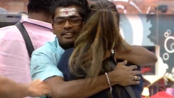 'நைனா'வாக மாறி பெண் போட்டியாளர்களை விரட்டி விரட்டி முத்தமிட்ட சாண்டி