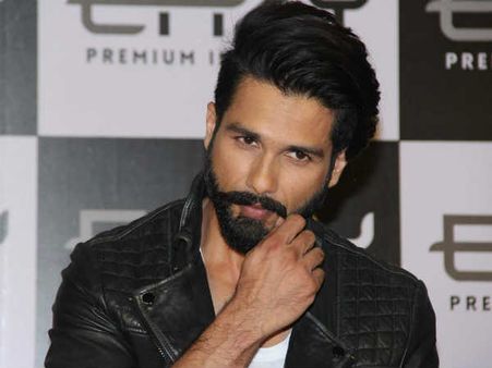 வாரிசு நடிகர் 300 பெண்களுடன் உறவு கொண்டது தப்பா தெரியல?: ஹீரோ பாய்ச்சல்