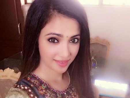 நண்பரே என்னை பலாத்காரம் செய்ய ஆள் ஏற்பாடு செய்தார்: சாக்ஷியின் தங்கை புகார்