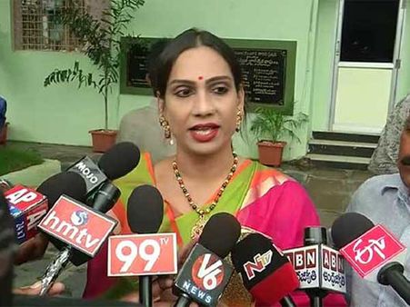 வைல்ட் கார்ட் மூலம் பிக் பாஸ் வீட்டிற்குள் செல்பவர் நடிகையில்லையாம்.. அரசியல்வாதி.. திருநங்கை..!