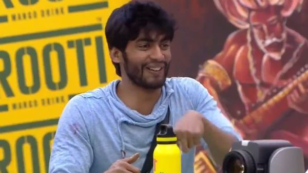 தர்ஷன் சட்டையில் லிப்ஸ்டிக் கறை: என்ன கேம் விளையாண்டன்னு கேட்ட மோகன் வைத்யா