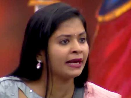 'ஏ' பட நடிகை கலாச்சாரத்தை பற்றி பேசலாமா?: மதுமிதாவை விளாசும் நெட்டிசன்கள்