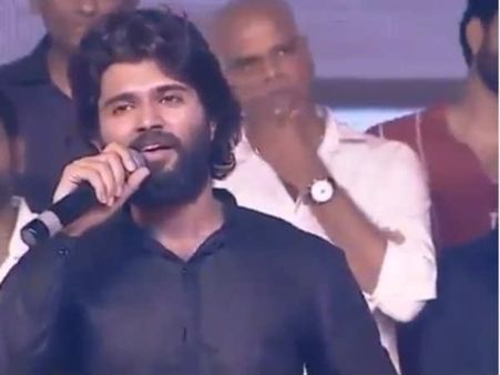 ஆர்வக்கோளாறில் ஓடி வந்து காலைப் பிடித்த ரசிகர்: கீழே விழுந்த விஜய்