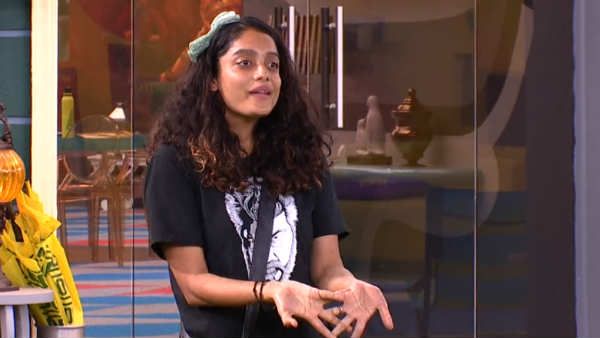 ஐ லவ் யூ.. ஐ வில் லவ் யூ.. மாறவே மாட்டேன்.. முகெனை விடாமல் துரத்தும் அபிராமி! முகெனின் ரியாக்ஷன்?