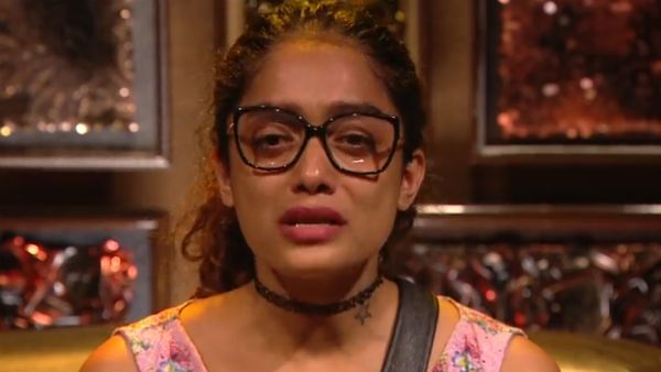 பிக்பாஸிடம் போட்டி போட்ட அபிராமி.. கன்ஃபெஷன் ரூமில் கதறல்.. லேட்டான நாமினேஷன் புராசஸ்.. என்னாச்சு?