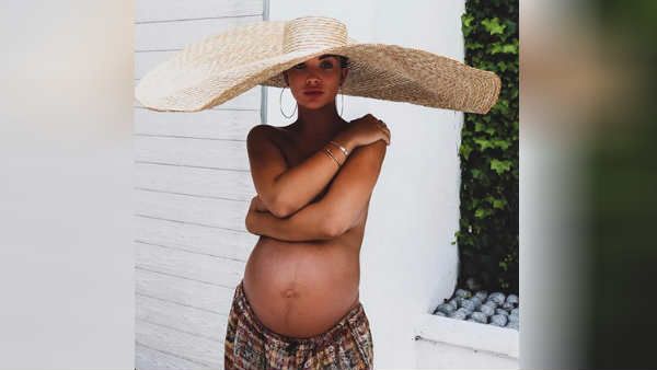 டாப்லெஸ் போட்டோவை வெளியிட்ட கர்ப்பிணி ஏமி ஜாக்சன்