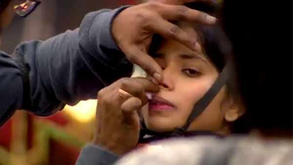 இந்தா ஆரம்பிச்சுட்டாங்கள்ல.. மதுமிதா மூக்கை உடைத்த சாண்டி... ரத்தக் களறியான பிக் பாஸ் வீடு..!