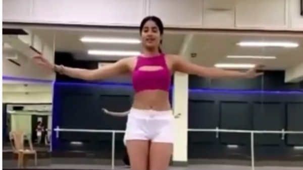 ஸ்ரீதேவி மகள் ஜான்வியின் பெல்லி டான்ஸ் வீடியோவை பார்த்தீங்களா?