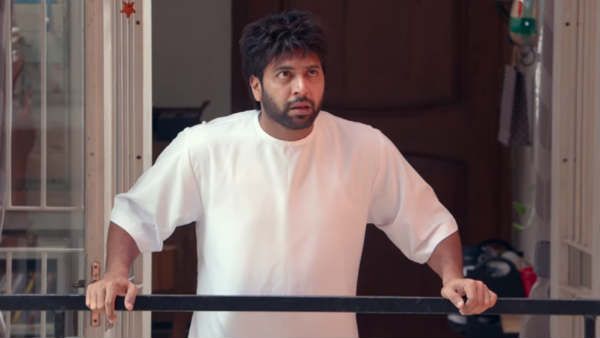 Comali Trailer: ரஜினியின் அரசியல் பிரவேசம்.. இது வேற லெவல் கலாய் ‘கோமாளி’.. ஜெயம் ரவி கெத்து தான்!