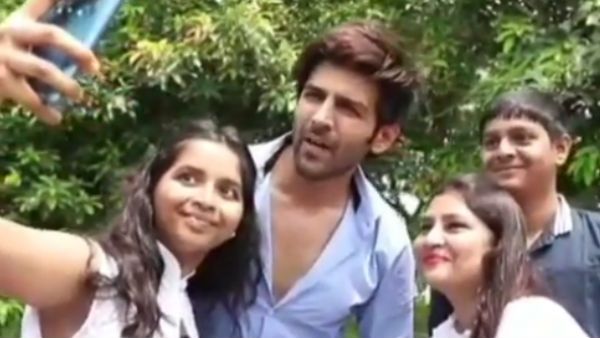 ச்சோ ஸ்வீட், இளம் ஹீரோவின் கன்னத்தை பிடித்து இழுத்த ரசிகை: வைரல் வீடியோ