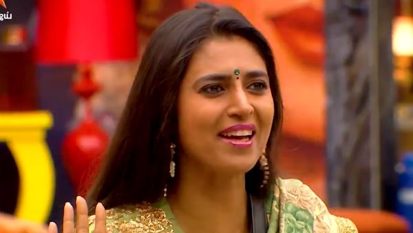 என்ன கஸ்தூரி அக்கா, நீங்க போய் 'அந்த' வார்த்தையை சொல்லலாமா?