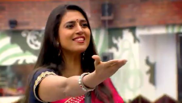 ஏற்கனவே விஜய் டிவி வாங்கிக்கட்டுது.. இதுல கஸ்தூரிக்கு இந்த பொழப்பு தேவையா?