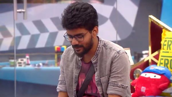 சிவப்பு கதவு இமேஜை உடைக்க பெட்ரூமிலயே கடலையை ஆரம்பித்த கவின்! விளாசும் நெட்டிசன்ஸ்!