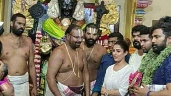 அர்ச்சகர்கள் நயன்தாராவை தரிசித்த போது.. அருகில் அத்திவரதர்.. வைரலாகும் புகைப்படம்!