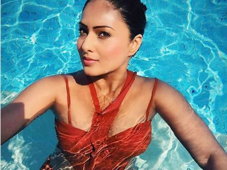 சுடச்சுட... தண்ணீருக்குள் செம ஹாட்டா.. பிகினி போட்டோ ஷூட் நடத்திய 'புலி' ஹீரோயின்..!