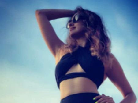 “காசுக்கா பஞ்சம்... ஒழுங்காதான் டிரஸ் போடேம்மா”... பிரபல நடிகையை விளாசிய நெட்டிசன்ஸ்!