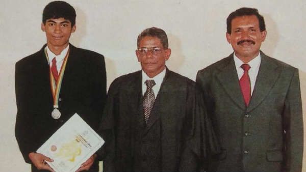 பள்ளி நாட்களில் எப்படி இருந்திருக்கார் பாருங்க.. தூசிதரன் ஆசிரியருடன் தர்ஷன்.. வைரலாகும் போட்டோ!