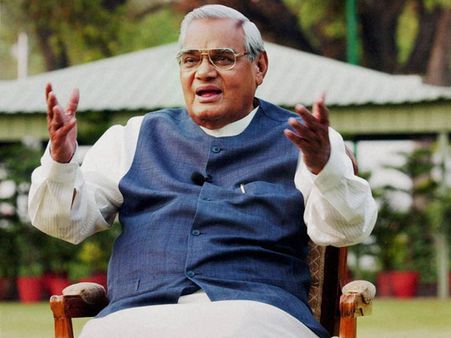 தி அன்டோல்ட் வாஜ்பாய் - சினிமாவாகும் வாஜ்பாயின் வாழ்க்கை வரலாறு