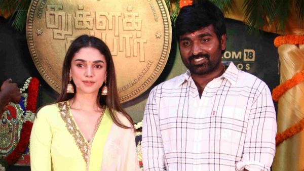 கிண்டலோடு துக்ளக் தர்பாரை ஆரம்பித்து வைத்த விஜய் சேதுபதி.. சிறப்பு விருந்தினர் யார் தெரியுமா?