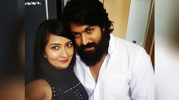 துரைக்கு தாய் மொழி வராதோ?: பிரபல நடிகர், மனைவியை விளாசிய ரசிகர்கள்