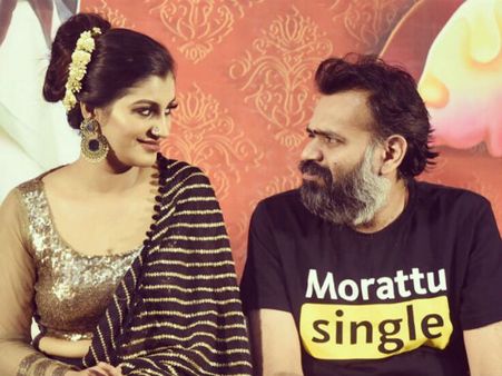 ஒரு முரட்டு சிங்கிள் பக்கத்துல இப்படியா திறந்துபோட்டு உட்காறது? பிக்பாஸ் பிரபலத்தை விளாசும் ஃபேன்ஸ்!