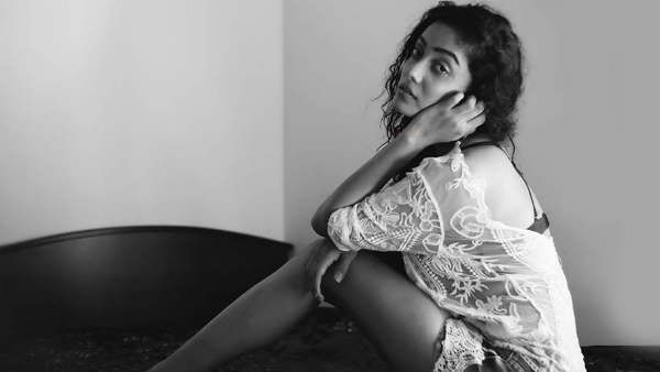 எல்லாமே தூக்கல்... அந்த இடத்தில் டாட்டூ.. படு கவர்ச்சியாக பத்திரிக்கைக்கு போஸ் கொடுத்த அபிராமி!