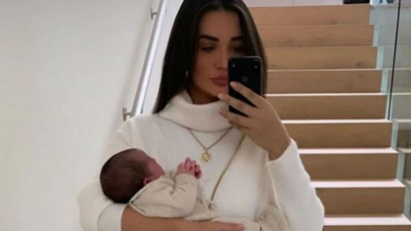 தாய்மையின் பூரிப்பில் எமி ஜாக்சன்... குழந்தையுடன் ஜாலி வாக் - குவியும் பாராட்டு