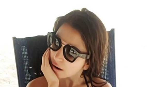 “அய்யோ பாவம் ஏழைங்கபோல.. போட்டுக்க டிரஸ்கூட இல்ல..” அனுஷ்கா-கோஹ்லி செல்பியை கலாய்க்கும் நெட்டிசன்கள்