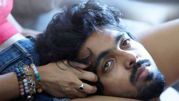 ஏன்டா உனக்கு தலைய வைக்குறதுக்கு வேற இடமே கெடைக்கலயா.!? ஜிவி பிரகாஷை வாரும் நெட்டிசன்ஸ்!