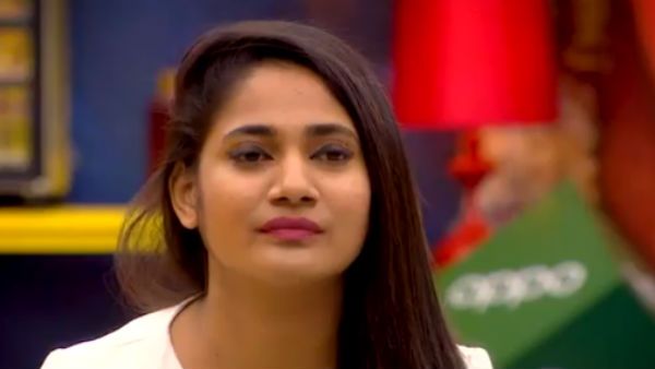 மீண்டும் ஆட்டிட்யூட் காட்டிய லாஸ்லியா.. கால் மேல் கால் போட்டு ஆட்டியபடியே கமலுக்கு பந்தாவாக பதில்!