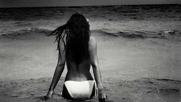 அலைபாயும் கூந்தலோடு கடற்கரையை நோக்கி செல்லும் மலாக்கா - வைரலாகும் போட்டோ