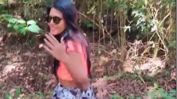 மினி ஸ்கர்ட்.. ஷார்ட் டாப்.. கவர்ச்சி தூக்கலாக காட்டில் சாமி கும்பிட்ட மீராமிதுன்! வைரலாகும் வீடியோ!