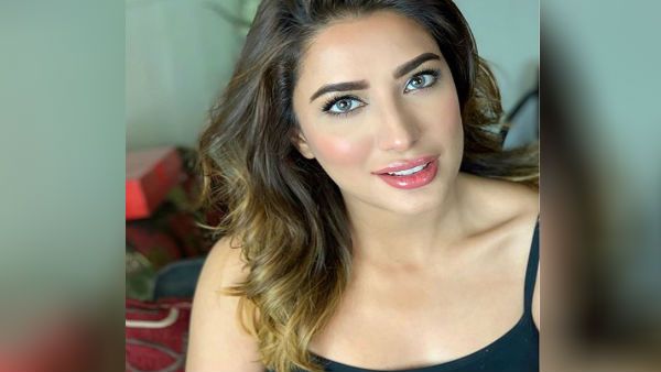 பிரியங்கா அங்கிட்டு போன நேரம் பார்த்து.. அவரது கணவருடன் போஸ் கொடுத்த ஹாட் நடிகை!