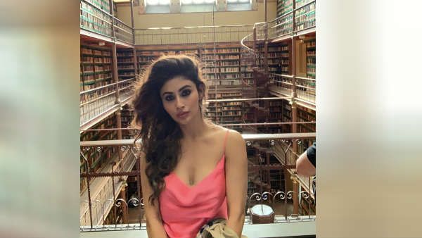 லைப்ரரிக்குள் பிரா போடாமல் முன்னழகை காட்டிய நடிகை.. கேப்ஷனிலும் கிக்!