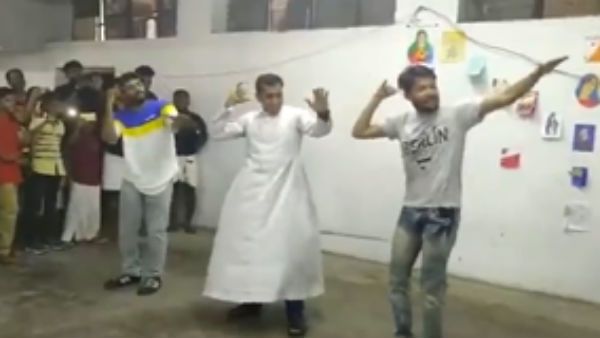 குடுக்கு பட்டிய குப்பாயம்... குத்தாட்டம் போட்ட பாதிரியார்- வைரலாகும் வீடியோ