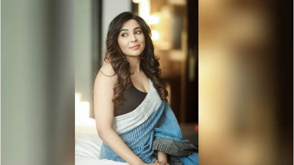 எல்லாம் இந்த ரம்யா பாண்டியனால் வந்தது.. சேலைக்கட்டி உசுப்பேத்தும் பிரபல நடிகை!